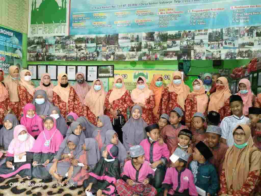 Dharma Wanita MTsN 1 Sidoarjo Berikan Santunan Anak Yatim