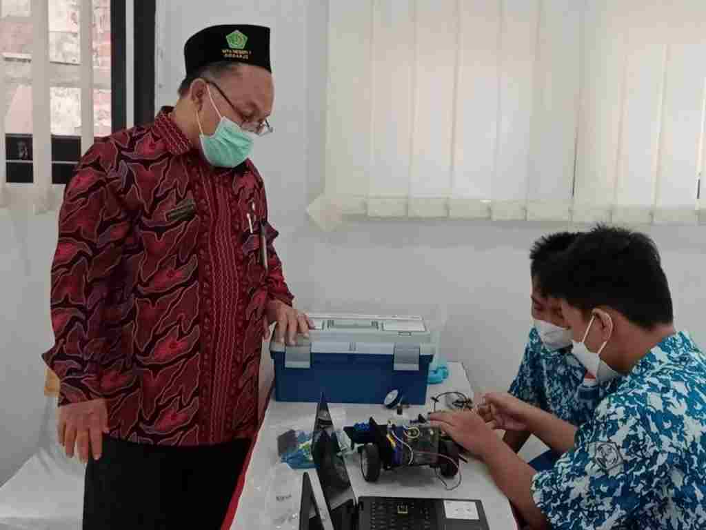 Kecil-kecil Cabe Rawit, 2 siswa MTsN 1 Sidoarjo Mengukir Prestasi dalam Ajang  Kompetisi  Robotika di Korea