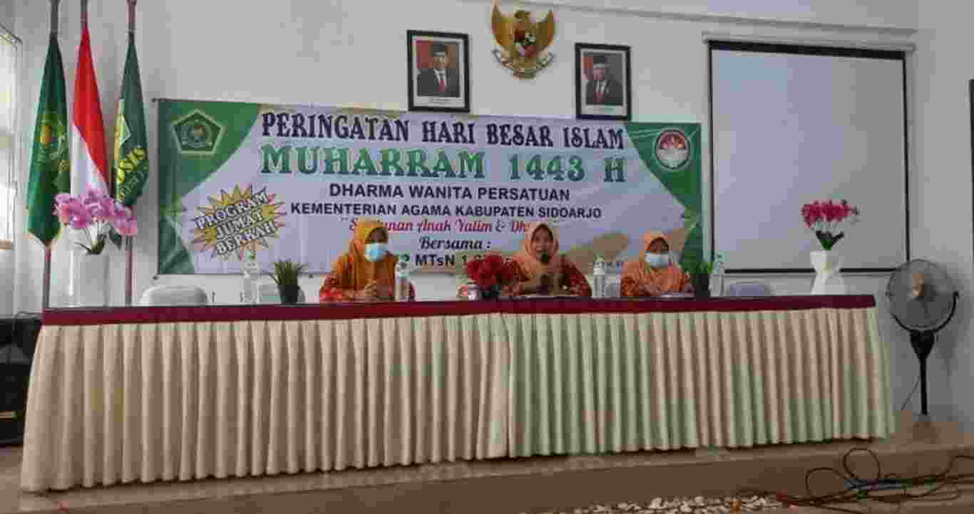 Jum’at Berkah, Dharma Wanita Persatuan MTsN 1 Sidoarjo Berbagi Kebahagiaan Bersama Anak Yatim
