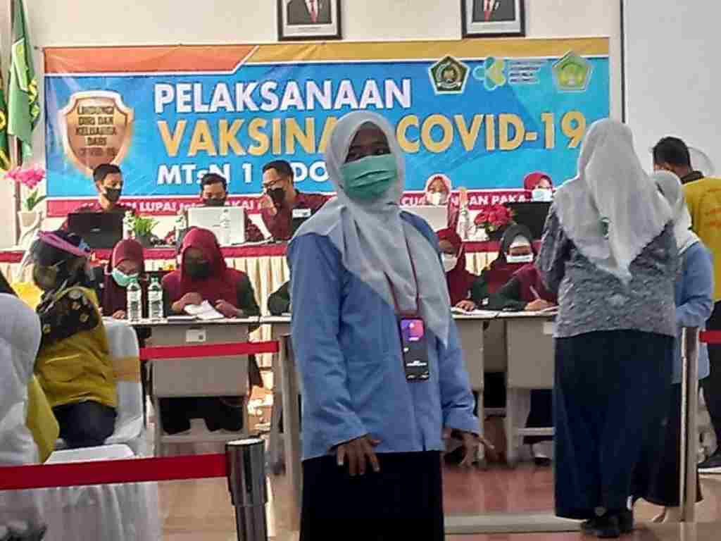 Menjemput Bola, 786 Siswa MTsN 1 Sidoarjo Ikuti Vaksinasi Massal