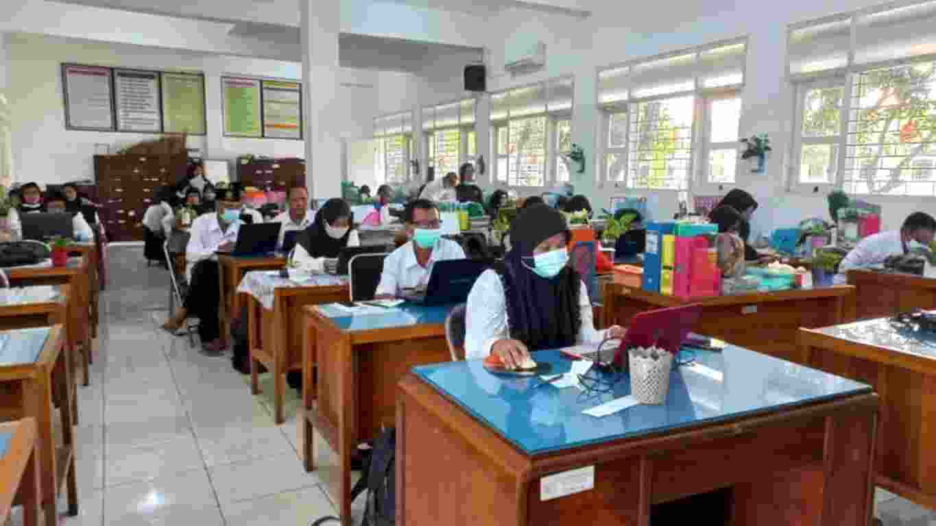 Guru dan Siswa MTsN 1 Sidoarjo  Bersama Melaksanakan  Asesmen Nasional
