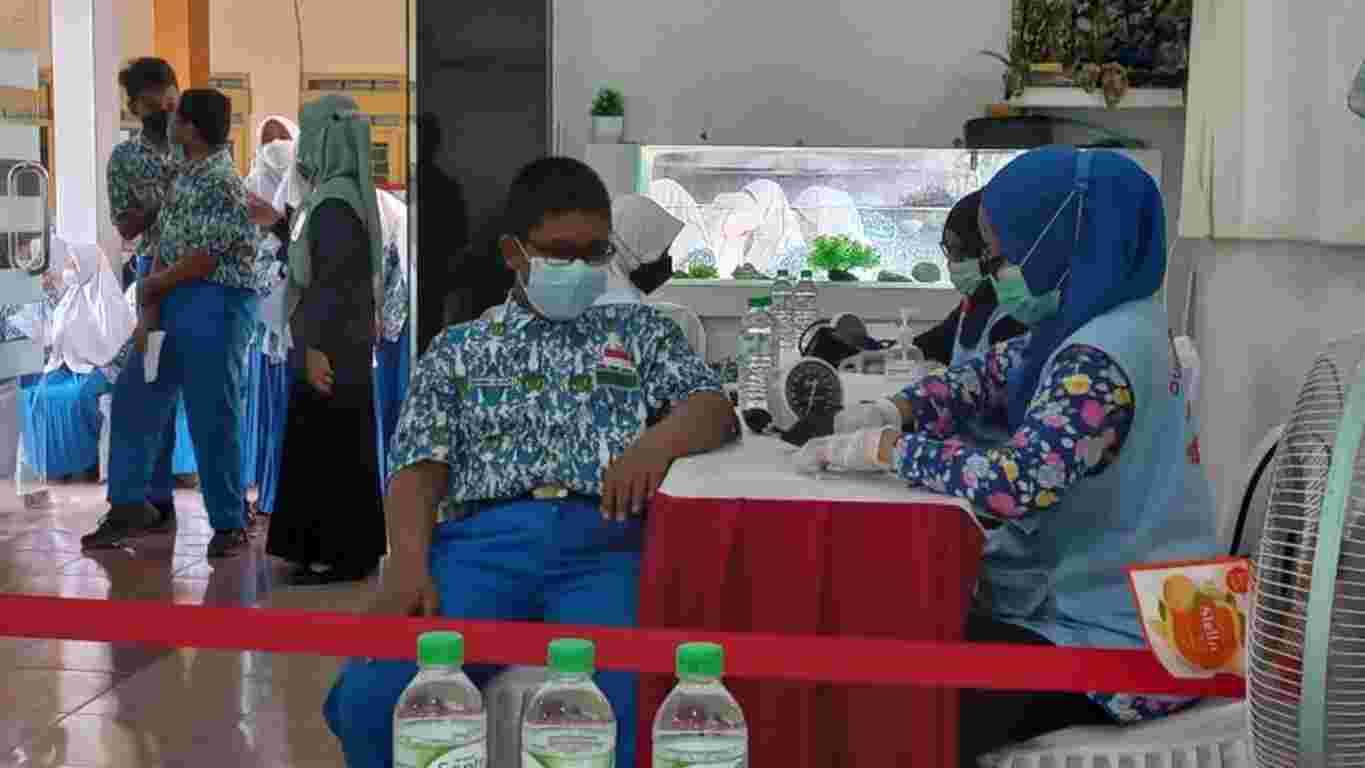 Vaksinasi Massal Tahap 2  di MTsN 1 Sidoarjo Lancar