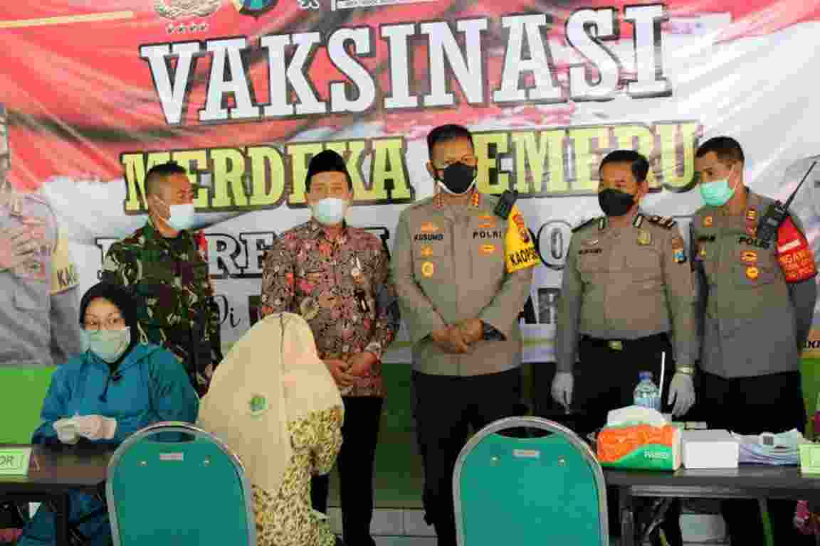 Ratusan Siswa Ikuti Gerakan Vaksinasi di MTs Negeri 3 Sidoarjo”