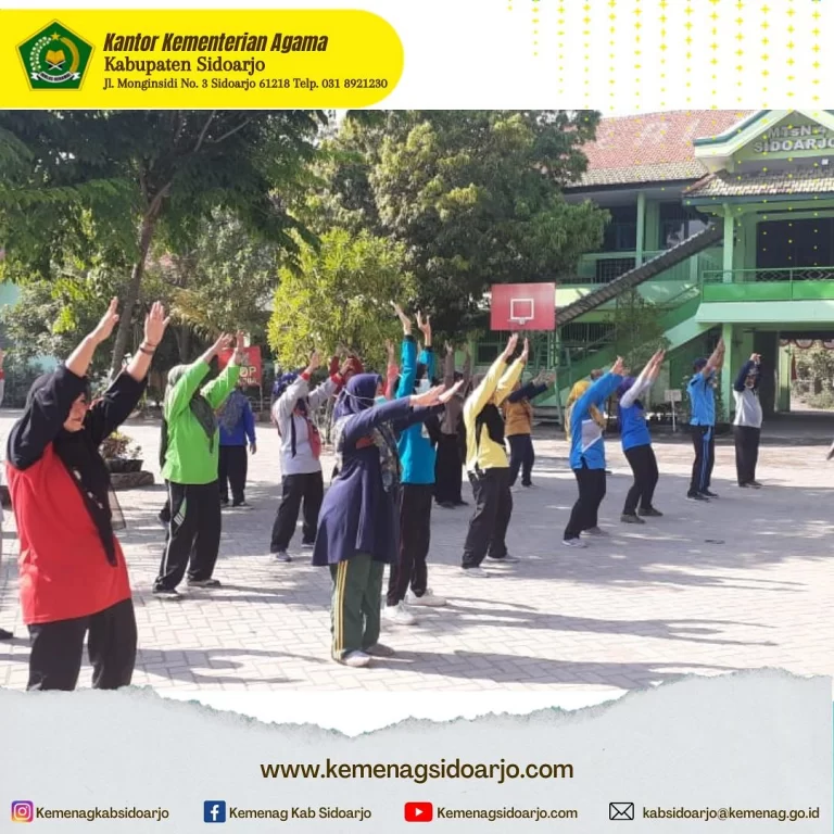 Guru dan Karyawan MTsN 4 Sidoarjo Lakukan Senam, Hilangkan Kepenatan