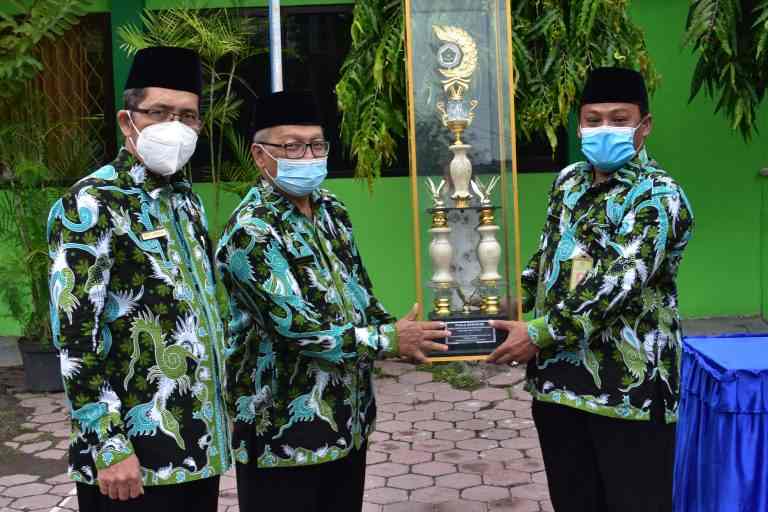 Hormat Bendera Tanggal 17, PAIS Persembahkan Piala Bergilir Pentas PAI Jatim