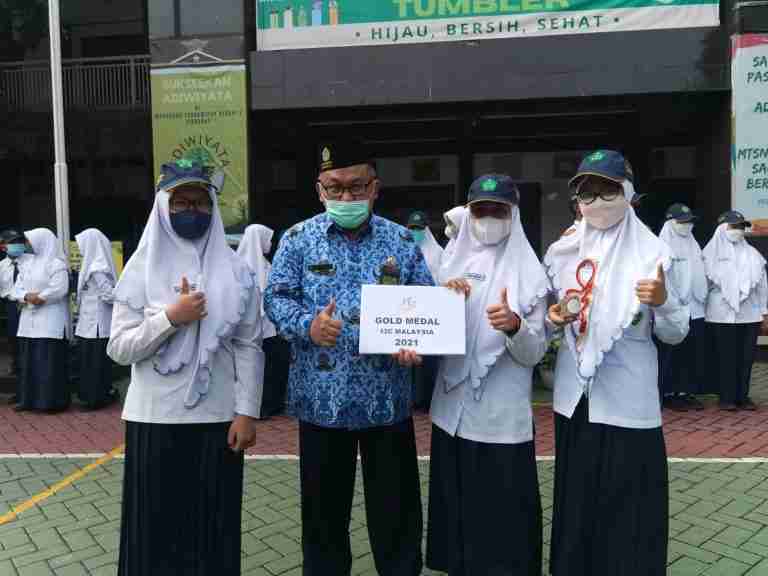 Tim Research MTsN 1 Sidoarjo Sabet Gold Medal  Tingkat  Internasional Malaysia