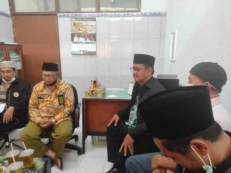 Kepala Kantor Kemenag Kabupaten Sidoarjo bersama BWI Perwakilan Kabupaten Sidoarjo serah terimakan 7 (tujuh) Piagam Surat Tanda Bukti Pendaftaran Nazhir dan SK Penetapan Nazhir