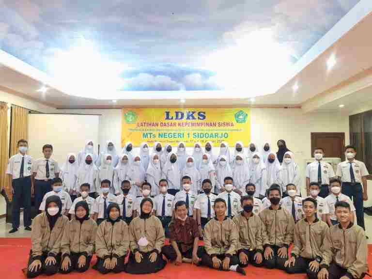 MTsN 1 Sidoarjo Mencetak Jiwa Kepemimpinan yang Santun  Melalui LDKS