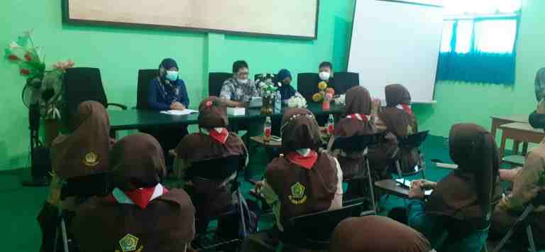 Briefing Tim Jurnalis MTsN 4 Sidoarjo Persiapkan Lomba