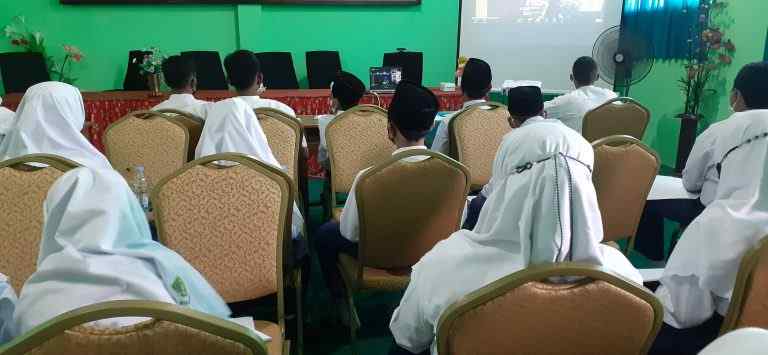 Guru dan Siswa Hadir dalam Acara Talkshow Program Edukasi Sampahku Tanggung Jawabku