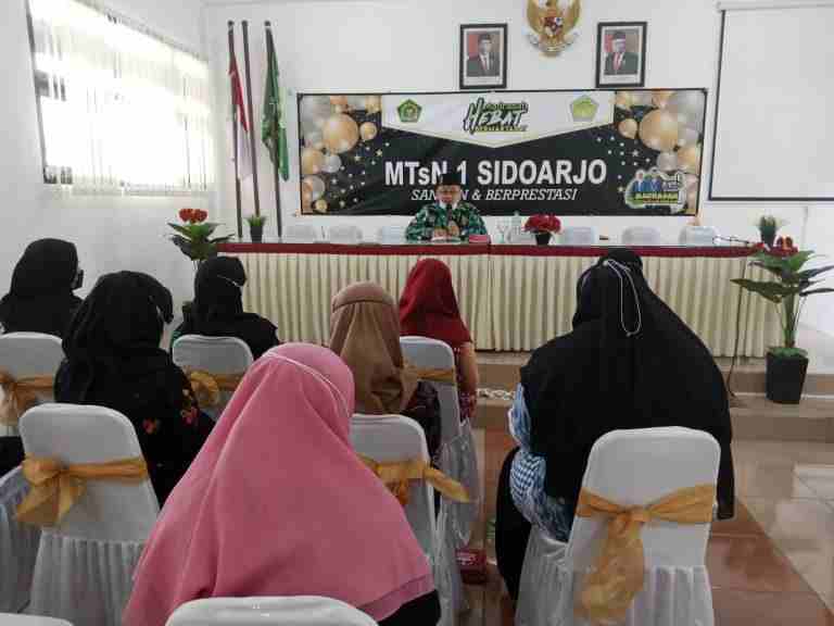 Inovasi Kegiatan English Month, MTsN 1 Sidoarjo Menggandeng DBC IKPM Surabaya