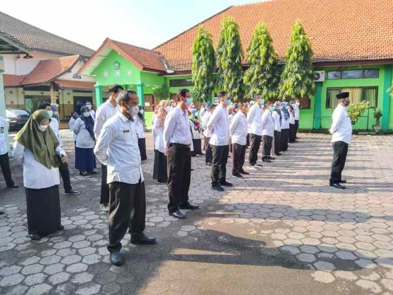Pengawas PAIS Kemeng Kab Sidoarjo sebagai Pembina Apel ajak Selalu Memegang Amanah