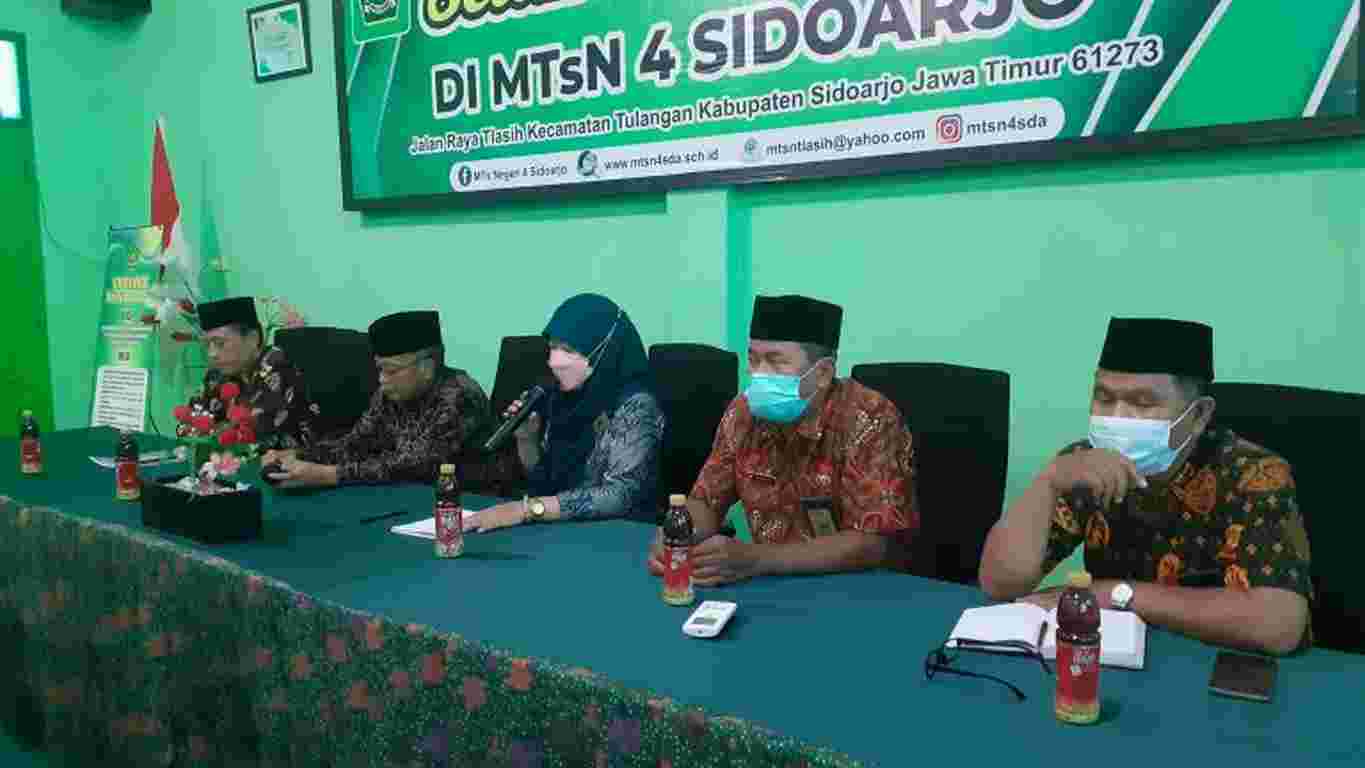 DPL Dampingi Dua Belas Mahasiswa UINSA Di MTsN 4 Sidoarjo