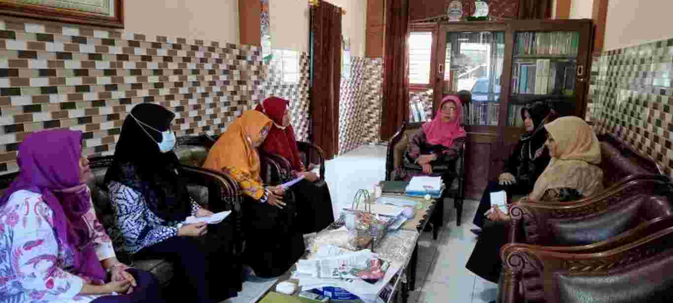 Ketua Dharma Wanita Persatuan MTsN 2 Sidoarjo Beri Arahan Kegiatan Rutin