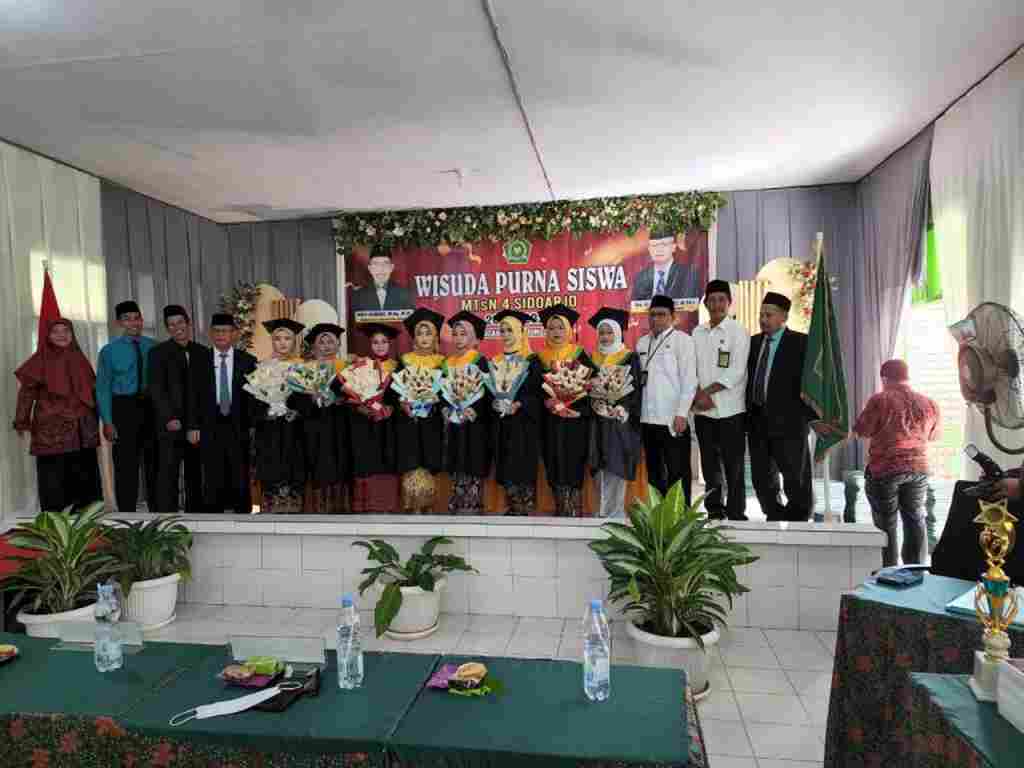 Lulus 100%, Delapan Wisudawan MTsN 4 Sidoarjo Raih Prestasi Akademik