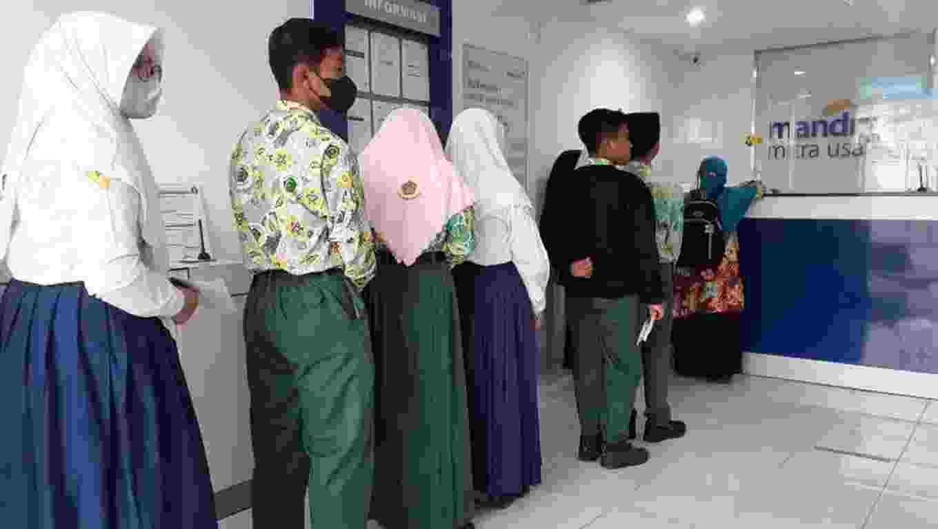 MTsN 4 Sidoarjo Lakukan Pencairan PIP Tahap 1 dan 2 di Bank Mandiri Cabang Tulangan