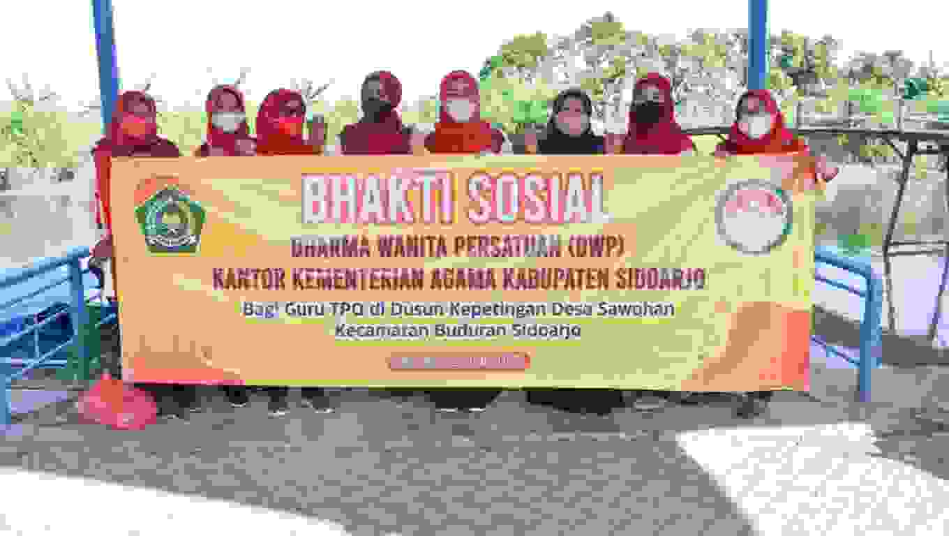 Kunjungi Desa Terpencil, DWP Kemenag Sidoarjo Bakti Sosial Santuni Guru TPQ