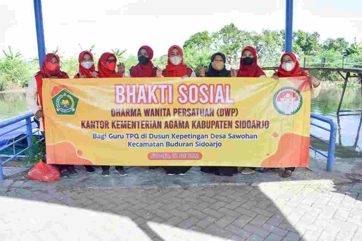 Kunjungi Desa Terpencil, DWP Kemenag Sidoarjo Bakti Sosial Santuni Guru TPQ
