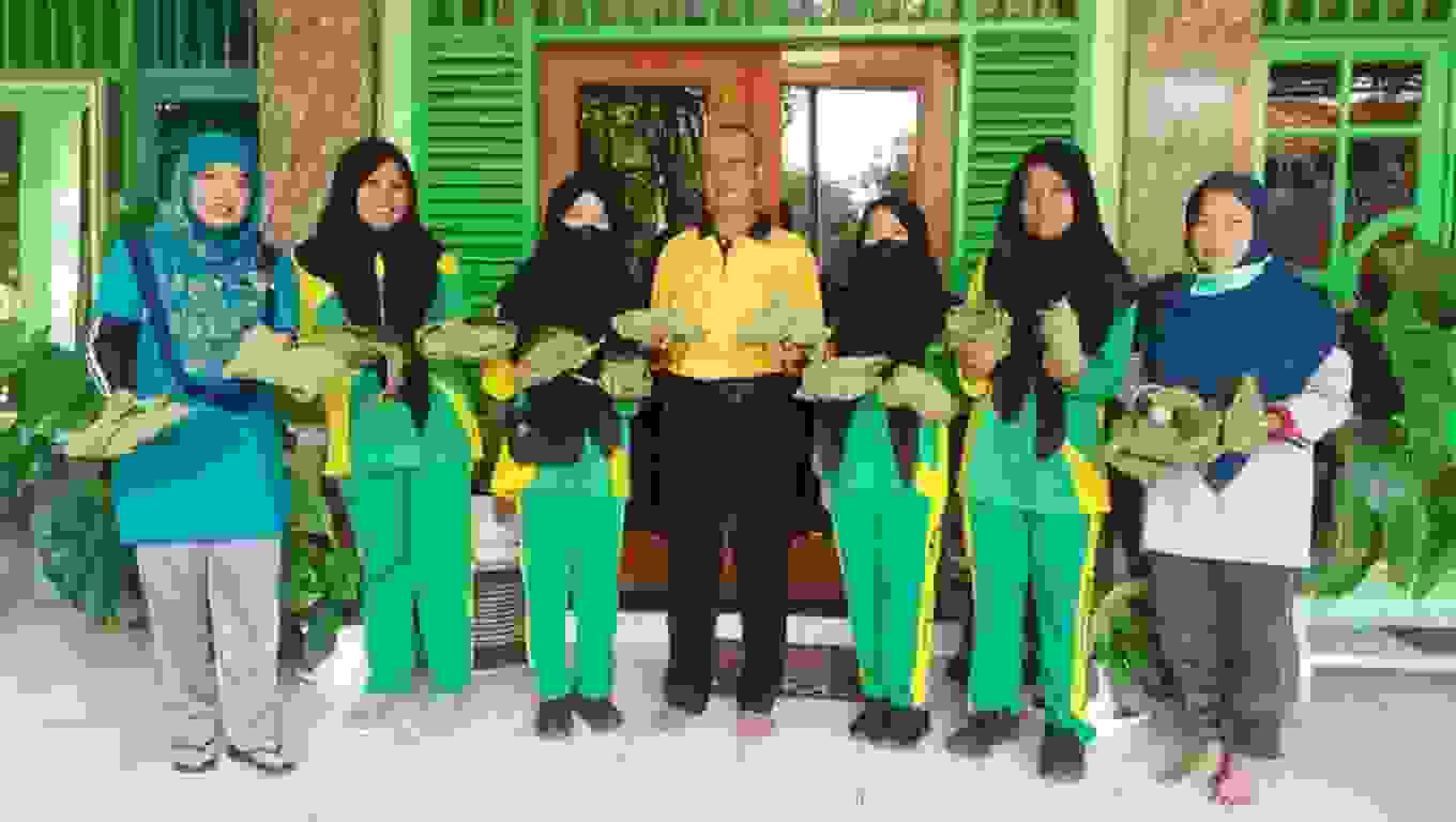 Bungkus Daging Qurban dengan Daun Jati dalam Momen Idul Adha 1443 Hijriyah, Selasa (7/7/2022)