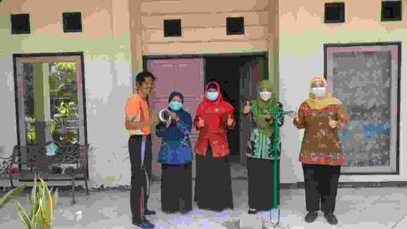 Tim Adiwiyata MTsN 4 Sidoarjo Menerima Satu Set Peralatan Biopori dari DLHK Sidoarjo