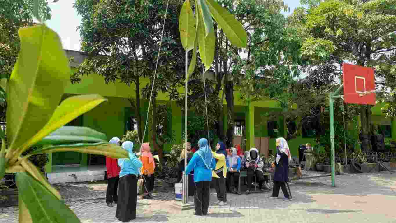 All Out Gladi Bersih Upacara Peringatan HUT Ke-77 Kemerdekaan RI di Satker MTsN 4 Sidoarjo