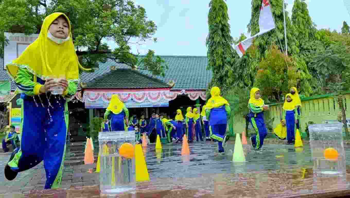 GEBYAR PERINGATAN HUT RI KE-77 DI MIN 1 SIDOARJO Sehari sebelum tanggal 17 Agustus (16/8) diadakan gebyar peringatan kemerdekaan Republik Indonesia di MIN 1 Sidoarjo. Aneka lomba digelar untuk menyemarakkan kegiatan ini seperti mewarnai yang bertemakan hari kemeerdekaan, memasukkan air dalam botol, meniup bola di atas gelas, dan kempit bola. Kegiatan dimulai pada pukul 07.30 dan semua siswa ikut berpartisipasi dalam serangkaian lomba. Para siswa terlihat sangat antusias dalam mengikuti perlombaan terutama pada perlombaan memasukkan air dalam botol, meniup bola di atas gelas dan kempit bola yang sangat membuat siswa terhibur. “Tujuan dari gebyar peringatan tersebut selain untuk memeriahkan hari kemerdekaan juga untuk menumbuhkan semangat dan kreativitas siswa .” Demikian kata Bapak Rudi Kurnia, S.Pd selaku ketua panitia. Sementara itu Ibu Tasrifah, M.Pd.I selaku Koordinator Bidang Kesiswaan mengatakan, “Dengan mengikuti berbagai lomba seperti ini diharapkan para siswa mengerti akan arti perjuangan, dapat menjadi anak-anak yang tangguh dan siap berkompetisi baik dalam bidang akademik maupun non akademik.”