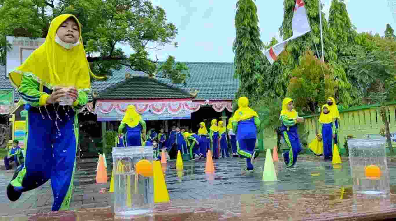 GEBYAR PERINGATAN HUT RI KE-77 DI MIN 1 SIDOARJO Sehari sebelum tanggal 17 Agustus (16/8) diadakan gebyar peringatan kemerdekaan Republik Indonesia di MIN 1 Sidoarjo. Aneka lomba digelar untuk menyemarakkan kegiatan ini seperti mewarnai yang bertemakan hari kemeerdekaan, memasukkan air dalam botol, meniup bola di atas gelas, dan kempit bola. Kegiatan dimulai pada pukul 07.30 dan semua siswa ikut berpartisipasi dalam serangkaian lomba. Para siswa terlihat sangat antusias dalam mengikuti perlombaan terutama pada perlombaan memasukkan air dalam botol, meniup bola di atas gelas dan kempit bola yang sangat membuat siswa terhibur. “Tujuan dari gebyar peringatan tersebut selain untuk memeriahkan hari kemerdekaan juga untuk menumbuhkan semangat dan kreativitas siswa .” Demikian kata Bapak Rudi Kurnia, S.Pd selaku ketua panitia. Sementara itu Ibu Tasrifah, M.Pd.I selaku Koordinator Bidang Kesiswaan mengatakan, “Dengan mengikuti berbagai lomba seperti ini diharapkan para siswa mengerti akan arti perjuangan, dapat menjadi anak-anak yang tangguh dan siap berkompetisi baik dalam bidang akademik maupun non akademik.”