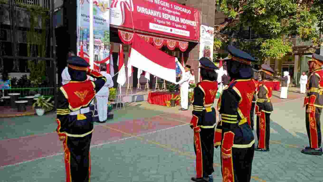 HUT Ke-77 Kemerdekaan RI, Denbrasda Turut Mengisi Upacara Bendera di MTsN 1 Sidoarjo