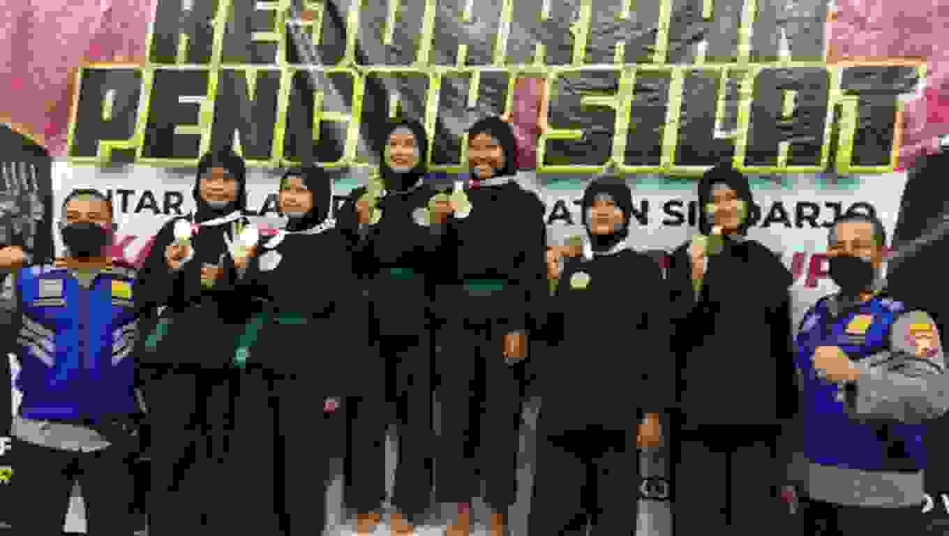 Tim Ganda Putri Pencak Silat MTsN 2 Sidoarjo Juara III Kejurkab Sidoarjo 2022
