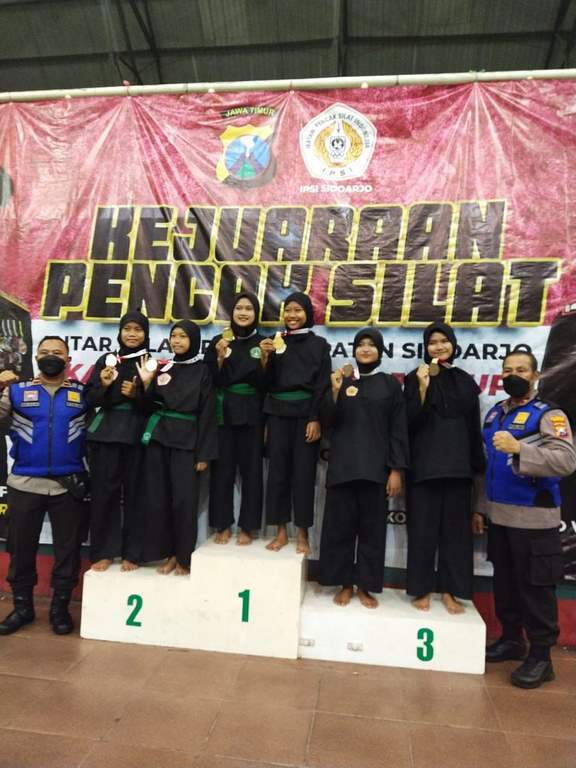 Tim Ganda Putri Pencak Silat MTsN 2 Sidoarjo Juara III Kejurkab Sidoarjo 2022
