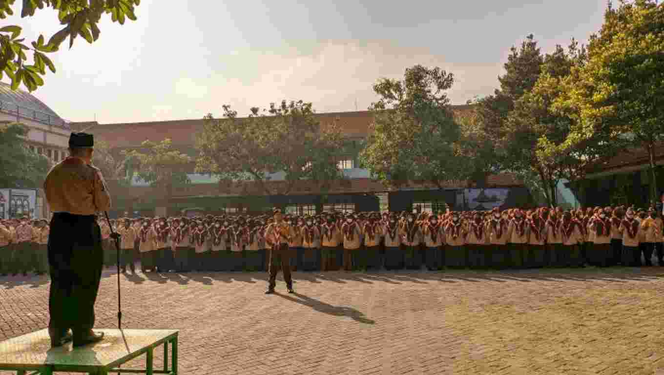 MAN Sidoarjo Gelar Upacara Bendera Peringati Hari Pramuka Ke-61