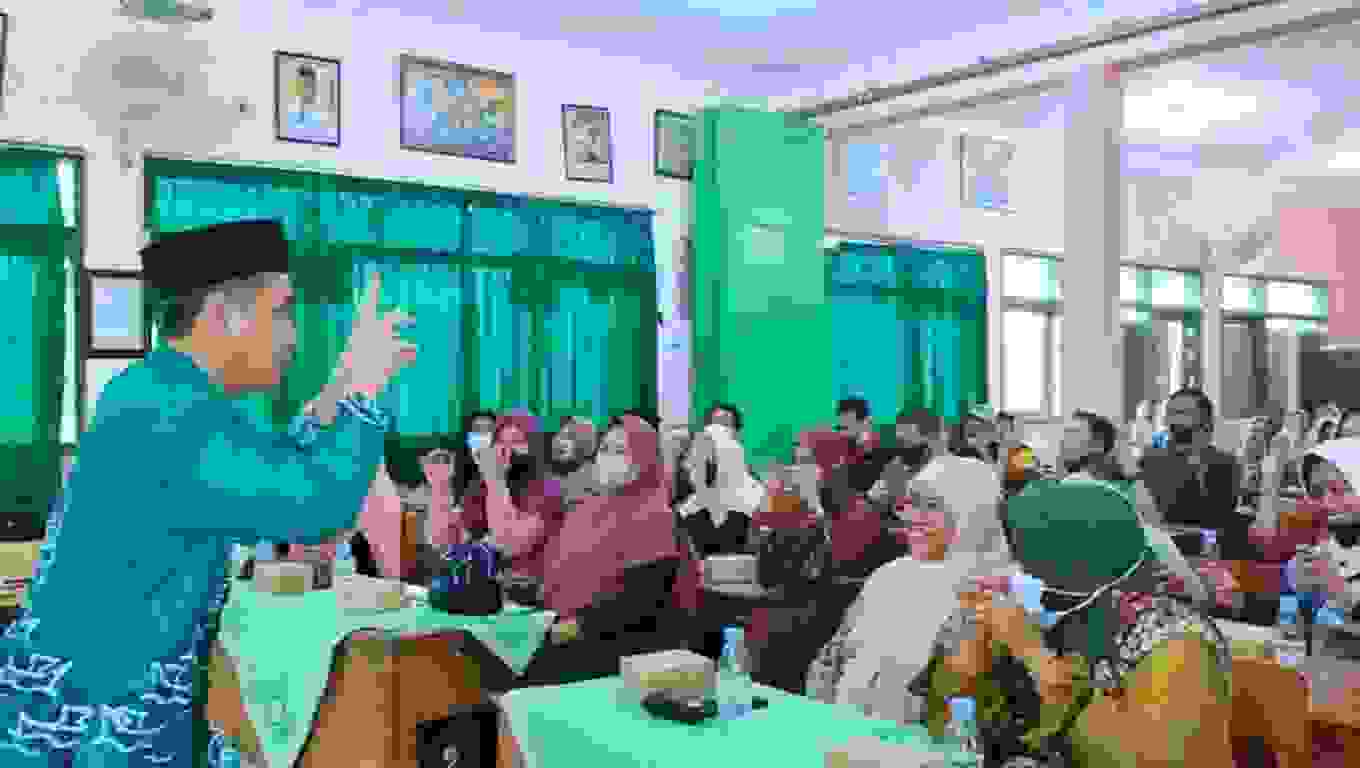 PARENTING MIN 1 SIDOARJO Sabtu, 6 Agustus 2022 MIN 1 Sidoarjo melaksanakan kegiatan Parenting. Kegiatan yang bertujuan untuk mempererat silaturahim dengan orang tua siswa, selain itu juga dapat menyatukan persepsi serta menambah wawasan bagi para orang tua untuk mengasuh dan mendidik demi perkembangan anak didik bersama. Acara ini berlangsung dalam beberapa rangkaian, seperti sambutan-sambutan, tilawah, dll Dilanjutkan inti acara yaitu materi parenting dengan tema, ‘Meningkatkan Hubungan Sinergis Orang Tua dengan Madrasah dalam persiapan Ujian Madrasah’ oleh Bapak Arif Santoso, ST. C.NLC. Dalam sambutannya bapak kepala madrasah berharap,”Dengan acara ini diharapkan ada Kerjasama yang baik antara wali siswa dan madrasah dalam mengawal anak didik kelas 6 agar sukses menyelesaikan studinya di MIN 1 Sidoarjo.” Bapak Musta’in juga berharap wali siswa mempunyai cara terbaik untuk mendampingi putra-putrinya dalam belajar. Acara ini dihadiri oleh 112 orangtua siswa kelas VI . Di tengah-tengah kesibukan, wali dari siswa masih menyempatkan untuk menghadiri dan mendengarkan seminar di akhir pekan ini. Terlihat bagaimana antusiasme para peserta seminar cukup tinggi karena banyak pertanyaan diajukan saat sesi tanya jawab. “Alhamdulillah bisa mengikuti dari awal sampai akhir. Materinya sangat menarik, banyak ilmu yang saya dapatkan, pematerinya juga menyampaikan dengan bagus jadi tidak membuat ngantuk karena biasanya kalau lama menerangkan itu membuat bosan, tetapi ini tidak.” ungkap salah satu orangtua siswa.