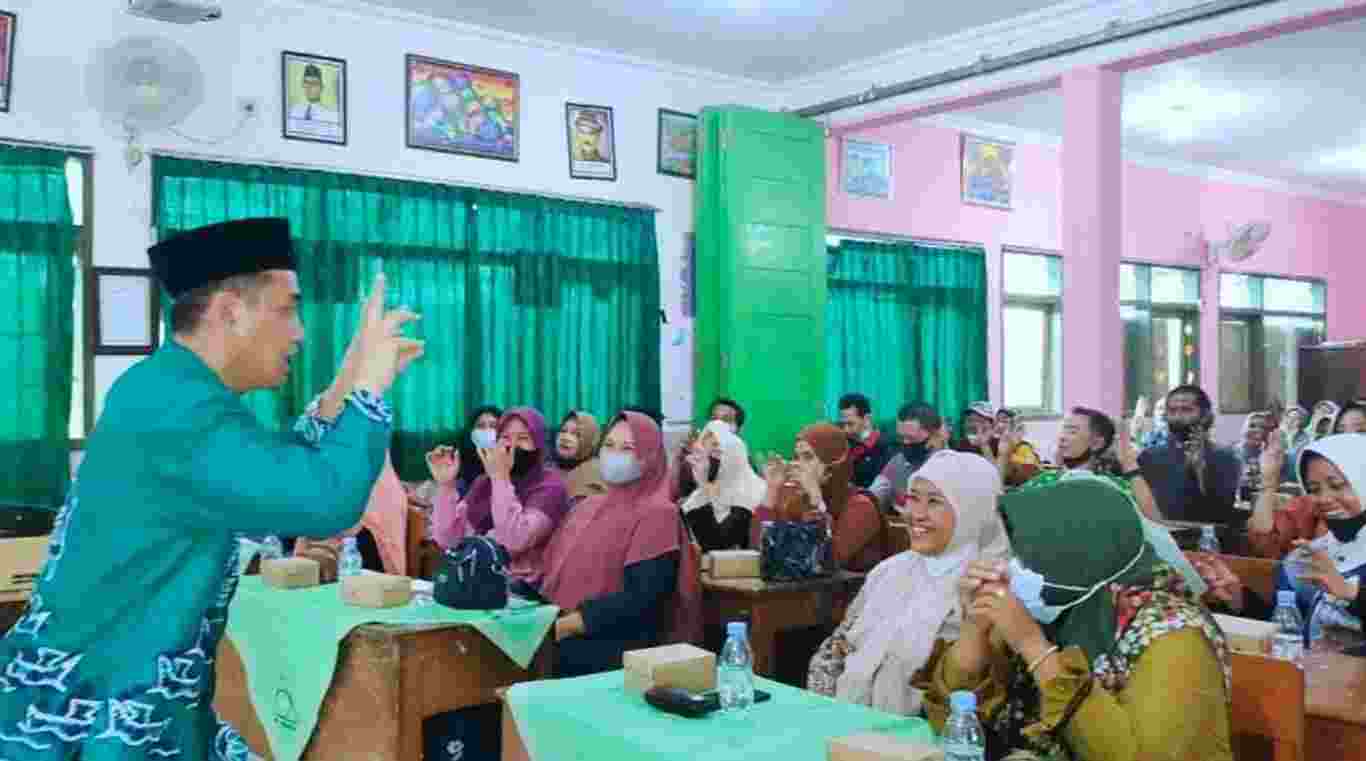 PARENTING MIN 1 SIDOARJO Sabtu, 6 Agustus 2022 MIN 1 Sidoarjo melaksanakan kegiatan Parenting. Kegiatan yang bertujuan untuk mempererat silaturahim dengan orang tua siswa, selain itu juga dapat menyatukan persepsi serta menambah wawasan bagi para orang tua untuk mengasuh dan mendidik demi perkembangan anak didik bersama. Acara ini berlangsung dalam beberapa rangkaian, seperti sambutan-sambutan, tilawah, dll Dilanjutkan inti acara yaitu materi parenting dengan tema, ‘Meningkatkan Hubungan Sinergis Orang Tua dengan Madrasah dalam persiapan Ujian Madrasah’ oleh Bapak Arif Santoso, ST. C.NLC. Dalam sambutannya bapak kepala madrasah berharap,”Dengan acara ini diharapkan ada Kerjasama yang baik antara wali siswa dan madrasah dalam mengawal anak didik kelas 6 agar sukses menyelesaikan studinya di MIN 1 Sidoarjo.” Bapak Musta’in juga berharap wali siswa mempunyai cara terbaik untuk mendampingi putra-putrinya dalam belajar. Acara ini dihadiri oleh 112 orangtua siswa kelas VI . Di tengah-tengah kesibukan, wali dari siswa masih menyempatkan untuk menghadiri dan mendengarkan seminar di akhir pekan ini. Terlihat bagaimana antusiasme para peserta seminar cukup tinggi karena banyak pertanyaan diajukan saat sesi tanya jawab. “Alhamdulillah bisa mengikuti dari awal sampai akhir. Materinya sangat menarik, banyak ilmu yang saya dapatkan, pematerinya juga menyampaikan dengan bagus jadi tidak membuat ngantuk karena biasanya kalau lama menerangkan itu membuat bosan, tetapi ini tidak.” ungkap salah satu orangtua siswa.