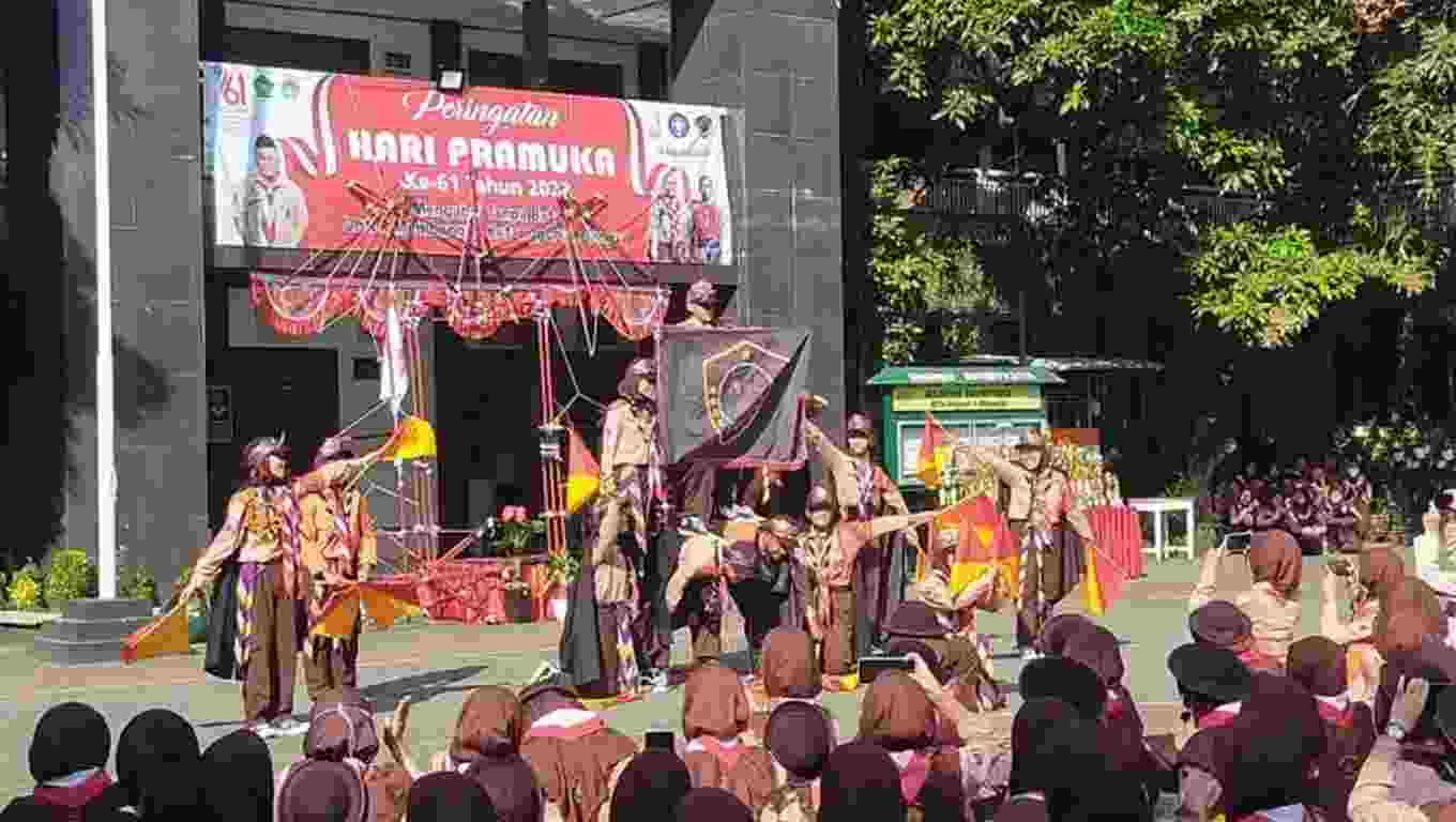 (Scoutsanda dalam Jambore Nasional 2022) – Mengabdi Tanpa Batas Untuk Membangun Ketangguhan Bangsa Dalam Peringatan Hari Pramuka ke-61 di MTsN 1 Sidoarjo