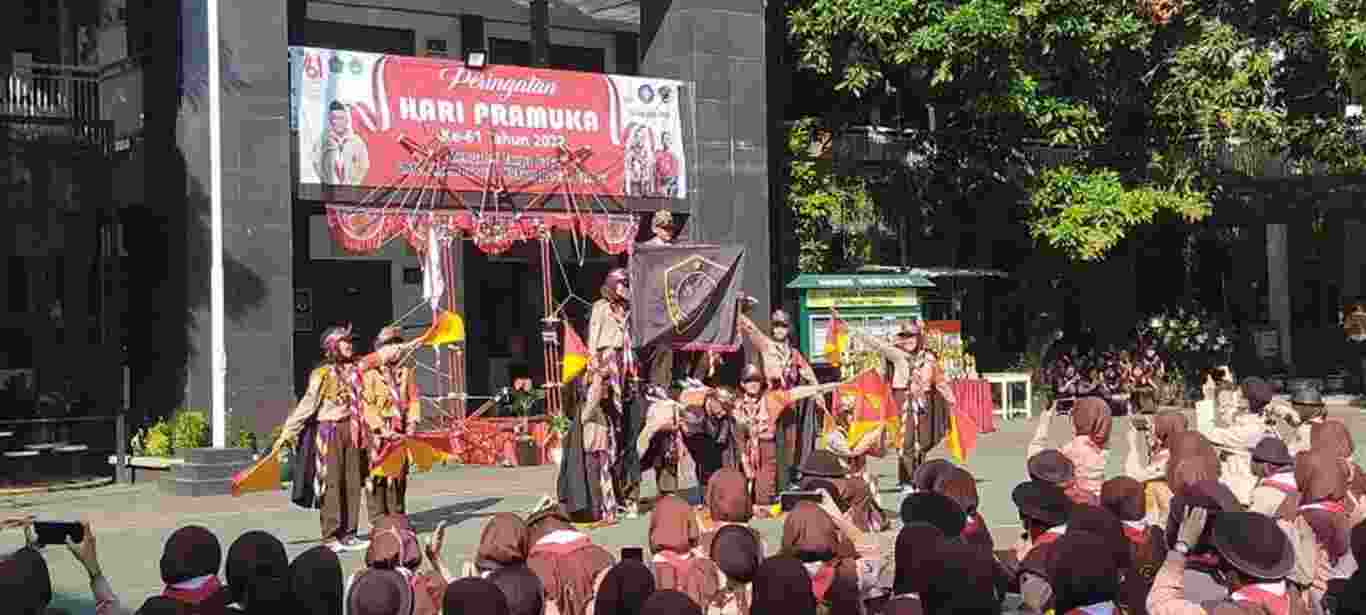 (Scoutsanda dalam Jambore Nasional 2022) – Mengabdi Tanpa Batas Untuk Membangun Ketangguhan Bangsa Dalam Peringatan Hari Pramuka ke-61 di MTsN 1 Sidoarjo