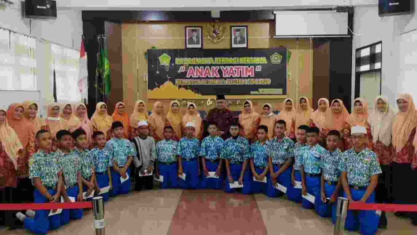 SANTUNAN ANAK YATIM MENYAMBUT TAHUN BARU ISLAM 1 MUHARRAM 1444H DI MTsN 1 SIDOARJO