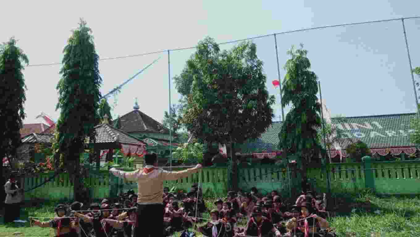 PERKEMAHAN PENGGALANG PANGKALAN MIN 1 SIDOARJO Pramuka selalu riang gembira, dimanapun berada. Kegembiraan itu tercermin juga dalam Perkemahan Penggalang Gugus Depan Sidoarjo 02013-92014 Pangkalan MIN 1 Sidoarjo dalam rangka memperingati HUT Pramuka ke - 61. Minggu keempat bulan Agustus 2022 tepatnya hari Minggu 21 Agustus 2022, anggota pramuka penggalang yang berpangkalan di MIN 1 Sidoarjo mengadakan kegiatan Perkemahan Sehari (PERSARI). Perkemahan tersebut diikuti oleh 120 anggota pramuka penggalang yang terbagi dalam 12 regu dan kepanitiaan oleh kakak pembina sejumlah 6 orang. Kegiatan yang dilaksanakan di halaman MIN 1 Sidoarjo, diawali dengan Upacara Pembukaan dengan pembina upacara Kak Taufiq Hidayatullah yang diikuti oleh seluruh peserta. Kegiatan perkemahan ini diharapkan dapat memaksimalkan setiap potensi, baik intelektual, spiritual, sosial, fisik maupun keterampilan bagi adik-adik penggalang Selain itu, melalui kegiatan ini peserta akan mendapatkan nilai-nilai pembelajaran tentang bagaimana membangun sportivitas dan kekompakan antar anggota pramuka serta melatih kesabaran dalam berproses untuk mendapatkan yang terbaik. Agenda kegiatan dalam perkemahan ini antara lain PBB, tali temali, cara pendirian tenda,dan materi kepramukaan. Kegiatan perkemahan penggalang ini memang identik dengan pembelajaran sambil melakukan atau learning by doing. Berbagai macam game diberikan untuk mengajarkan ketangkasan bagi seluruh peserta yang terlibat. Bagi seluruh peserta ini adalah sebuah kegiatan yang sangat menyenangkan, selain memperoleh pengalaman baru mereka juga dapat berkompetisi dengan sesama sahabat pramuka penggalang yang ada di Pangkalan MIN 1 Sidoarjo. Kegiatan ini ditutup dengan pembagian hadiah kejuaraan bagi regu yang berhasil meraih nilai tertinggi dalam kompetisi pramuka penggalang kali ini. Diharapkan ,kegiatan perkemahan ini dapat memberikan pengalaman kepada seluruh peserta tentang kemandirian, disiplin, tanggung jawab, kerja sama yang akan sangat berguna dalam kehidupan mereka kelak. SALAM PRAMUKA !!!!