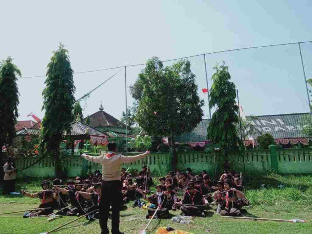 PERKEMAHAN PENGGALANG PANGKALAN MIN 1 SIDOARJO Pramuka selalu riang gembira, dimanapun berada. Kegembiraan itu tercermin juga dalam Perkemahan Penggalang Gugus Depan Sidoarjo 02013-92014 Pangkalan MIN 1 Sidoarjo dalam rangka memperingati HUT Pramuka ke - 61. Minggu keempat bulan Agustus 2022 tepatnya hari Minggu 21 Agustus 2022, anggota pramuka penggalang yang berpangkalan di MIN 1 Sidoarjo mengadakan kegiatan Perkemahan Sehari (PERSARI). Perkemahan tersebut diikuti oleh 120 anggota pramuka penggalang yang terbagi dalam 12 regu dan kepanitiaan oleh kakak pembina sejumlah 6 orang. Kegiatan yang dilaksanakan di halaman MIN 1 Sidoarjo, diawali dengan Upacara Pembukaan dengan pembina upacara Kak Taufiq Hidayatullah yang diikuti oleh seluruh peserta. Kegiatan perkemahan ini diharapkan dapat memaksimalkan setiap potensi, baik intelektual, spiritual, sosial, fisik maupun keterampilan bagi adik-adik penggalang Selain itu, melalui kegiatan ini peserta akan mendapatkan nilai-nilai pembelajaran tentang bagaimana membangun sportivitas dan kekompakan antar anggota pramuka serta melatih kesabaran dalam berproses untuk mendapatkan yang terbaik. Agenda kegiatan dalam perkemahan ini antara lain PBB, tali temali, cara pendirian tenda,dan materi kepramukaan. Kegiatan perkemahan penggalang ini memang identik dengan pembelajaran sambil melakukan atau learning by doing. Berbagai macam game diberikan untuk mengajarkan ketangkasan bagi seluruh peserta yang terlibat. Bagi seluruh peserta ini adalah sebuah kegiatan yang sangat menyenangkan, selain memperoleh pengalaman baru mereka juga dapat berkompetisi dengan sesama sahabat pramuka penggalang yang ada di Pangkalan MIN 1 Sidoarjo. Kegiatan ini ditutup dengan pembagian hadiah kejuaraan bagi regu yang berhasil meraih nilai tertinggi dalam kompetisi pramuka penggalang kali ini. Diharapkan ,kegiatan perkemahan ini dapat memberikan pengalaman kepada seluruh peserta tentang kemandirian, disiplin, tanggung jawab, kerja sama yang akan sangat berguna dalam kehidupan mereka kelak. SALAM PRAMUKA !!!!