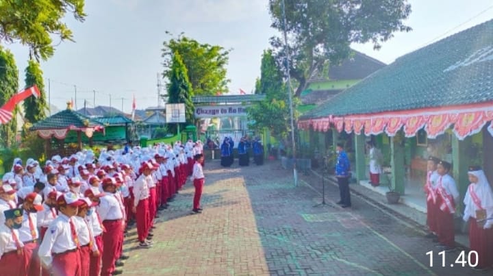 MIN 1 SIDOARJO GELAR UPACARA HUT RI KE-77 Semarak gempita memperingati Hari Ulang Tahun (HUT) ke-77 kemerdekaan Republik Indonesia (RI) terasa bergaung hingga pelosok negeri. Di Madrasah Ibtidaiyah Negeri (MIN) 1 Sidoarjo Rabu (17/8/2022) melaksanakan upacara bendera secara offline. Kegiatan upacara dilaksanakan di halaman MIN 1 Sidoarjo. Peserta yang hadir antara lain, Kepala Madrasah, para Koordinator Bidang, guru , staf Tata Usaha dan karyawan. Peserta upacara mengikuti prosesi upacara dengan khidmat. Segenap warga MIN 1 Sidoarjo merasakan makna hari kemerdekaan. Upacara juga berlangsung dengan khidmat dan penuh persiapan baik petugas upacara maupun peserta, ini merupakan wujud MIN 1 Sidoarjo menghargai kemerdekaan yang telah diperjuangkan para pahlawan bangsa dengan cucuran darah dan taruhan nyawa. Bertindak sebagai inspektur upacara kepala MIN 1 Sidoarjo Bapak Mustain, M.Pd, dalam amanatnya beliau menyampaikan, ”Alhamdulillah puji syukur kepada Allah SWT. Atas nikmat kemerdekaan yang telah diberikan kepada bangsa Indonesia. Hampir seluruh anak bangsa melahirkan rasa syukur kepada Allah SWT. Oleh karena itu pagi ini kita ikut bersyukur dengan menggelar upacara bendera di sekolah tercinta.” “Jika 77 tahun lalu para pahlawan berjuang dengan bambu runcingnya, berjuang dengan taktik perangnya, maka hari ini dan di masa yang akan datang anak-anak sebagai generasi penerus bangsa, belajarlah dengan giat, gapai dan bangun mimpi-mimpi kalian, raih cita-cita, buat bangga kami, para guru dan orang tua,” pesan beliau mengakhiri amanatnya. Dirgahayu Republik Indonesia ke-77. Jayalah Indonesiaku. Generasi Baru, Harapan Baru, Indonesia Maju