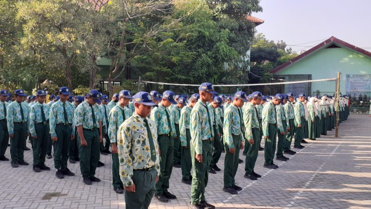 Bangun Karakter Disiplin dan Jiwa Nasionalis Siswa Melalui Upacara Bendera