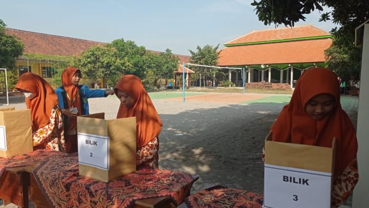 Pemilihan Ketua OSIM MTsN 3 Sidoarjo, Ratusan Siswa Suarakan Hak Pilihnya