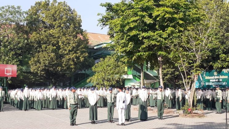 Bangun Karakter Disiplin, Tanggung Jawab, dan Tangguh Peserta Didik Melalui Upacara Bendera