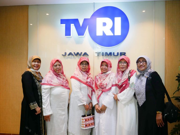 Wisata Religi, Dharma Wanita Persatuan MTsN 2 Sidoarjo Kunjungi TVRI