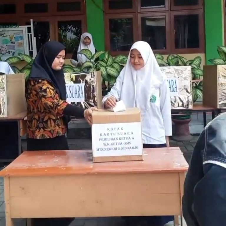 Pengejawantahan Demokrasi dengan Pemilihan Ketua dan Wakil OSIM di MTsN 2 Sidoarjo
