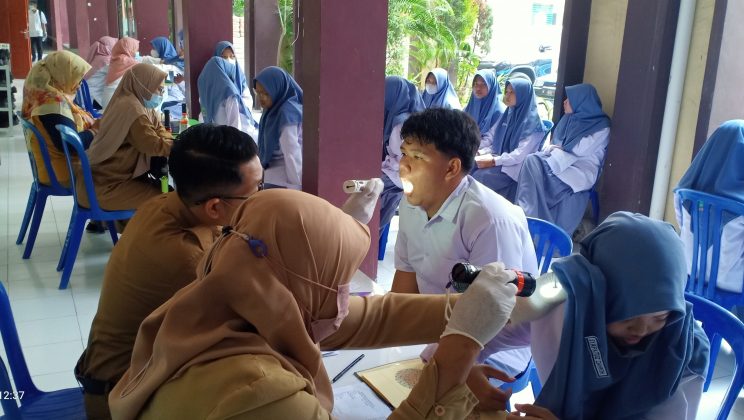 474 Siswa Kelas X MAN Sidoarjo Jalani Penjaringan Kesehatan Anak Usia Sekolah Lanjutan