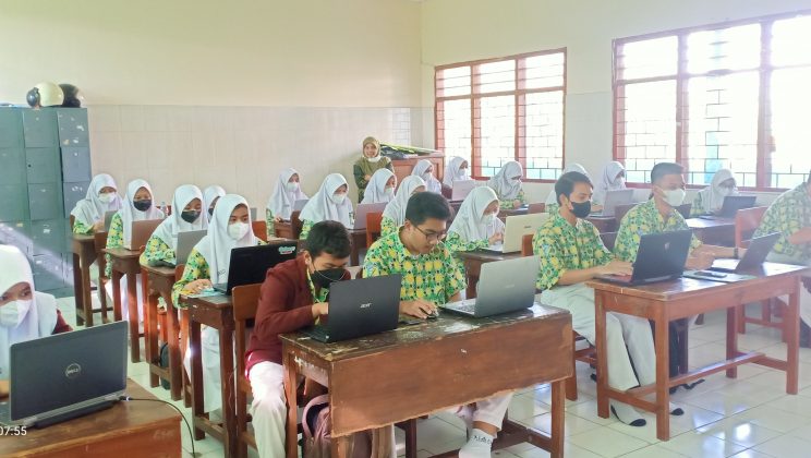 Kegiatan Simulasi AKMI (Assesmen Kompetensi Madrasah Indonesia) 2022 di MAN Sidoarjo