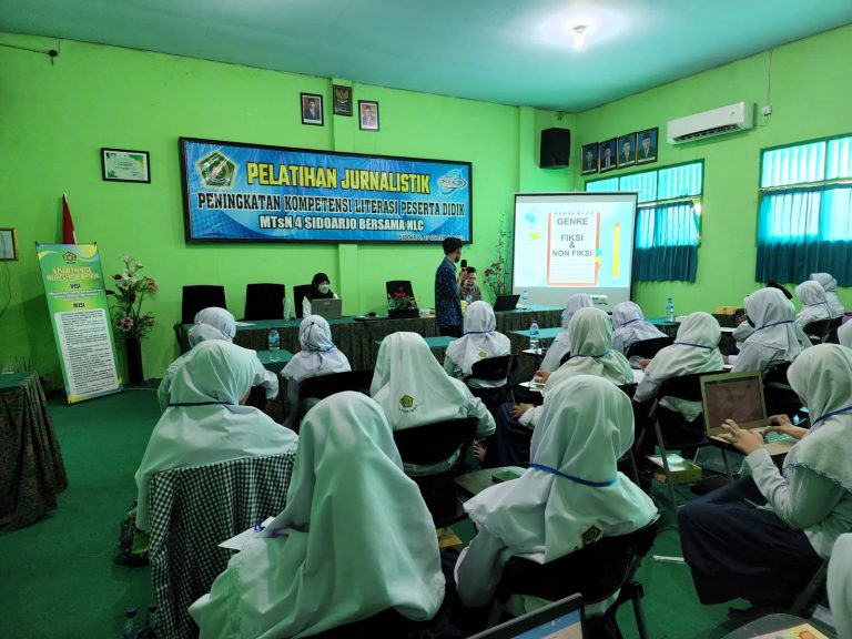 Pelatihan Jurnalistik MTsN 4 Sidoarjo Hadirkan Narasumber Muda dan Berbakat di Bidang Literasi