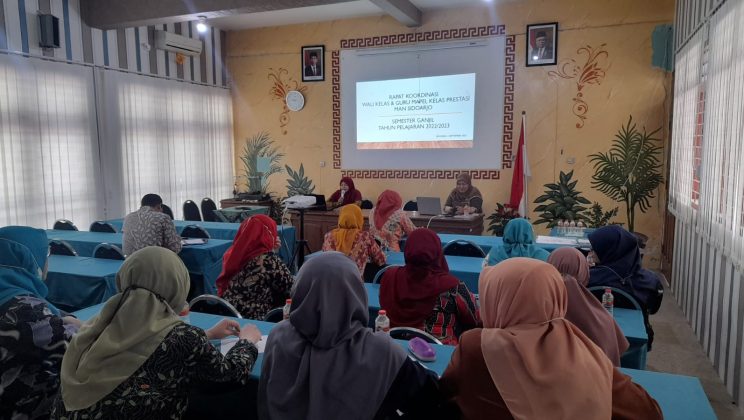 Hadirkan Wali Kelas dan Guru Kelas Prestasi dalam Rapat koordinasi dan Evaluasi Kelas Prestasi