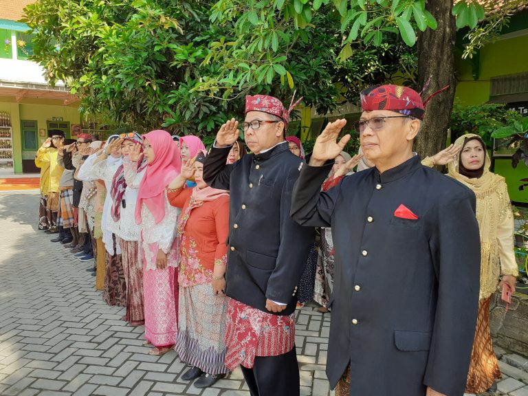 Upacara Bendera Peringatan Hari Sumpah Pemuda di MTsN 4 Sidoarjo