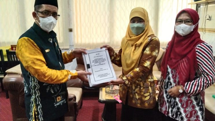 Kepala Kankemenag Sidoarjo Berkenan Memberikan Kata Pengantar Buku Karya Guru MTsN 4 Sidoarjo